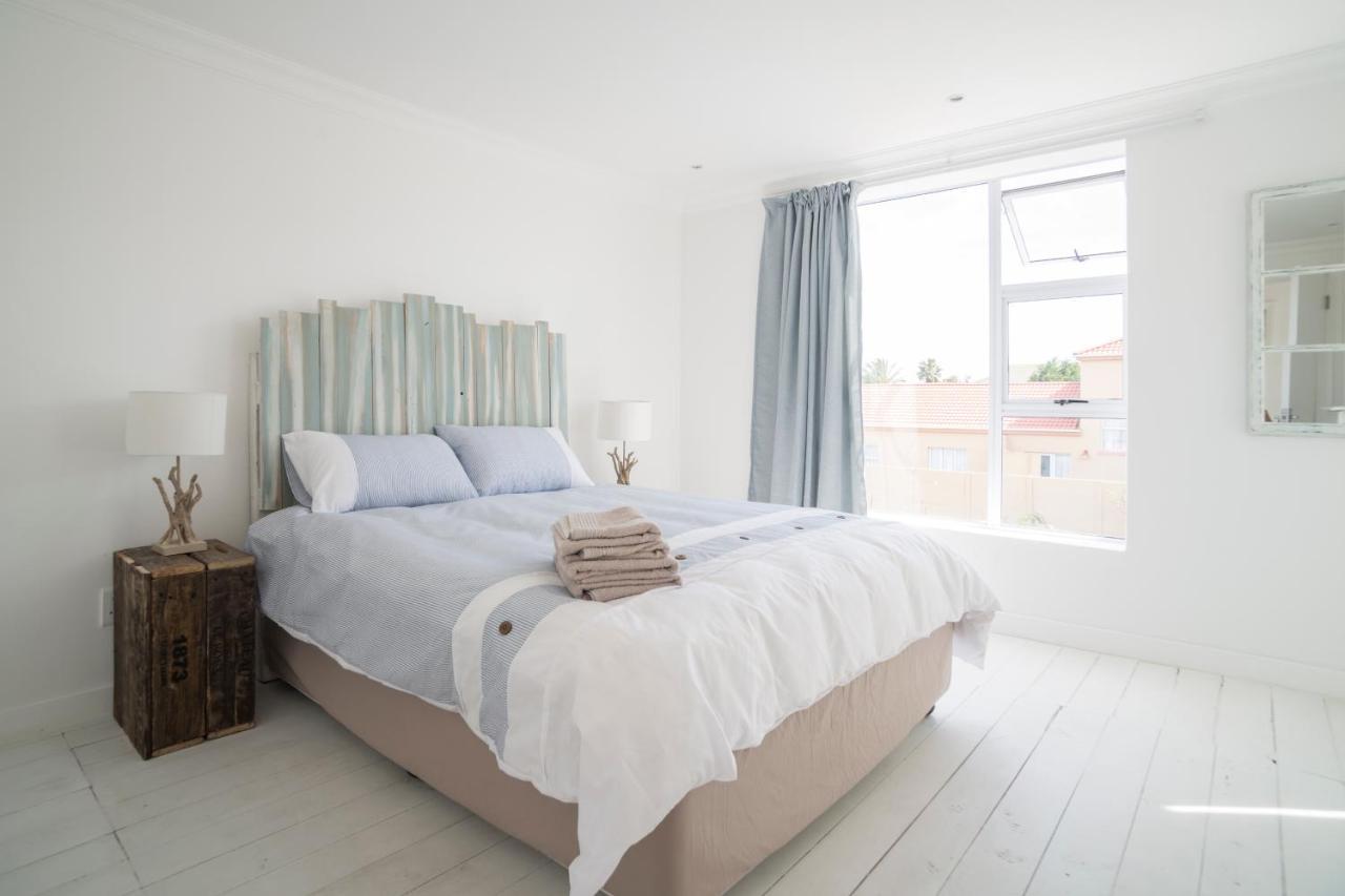 Sunset Beach Living Guesthouse Cape Town Bagian luar foto