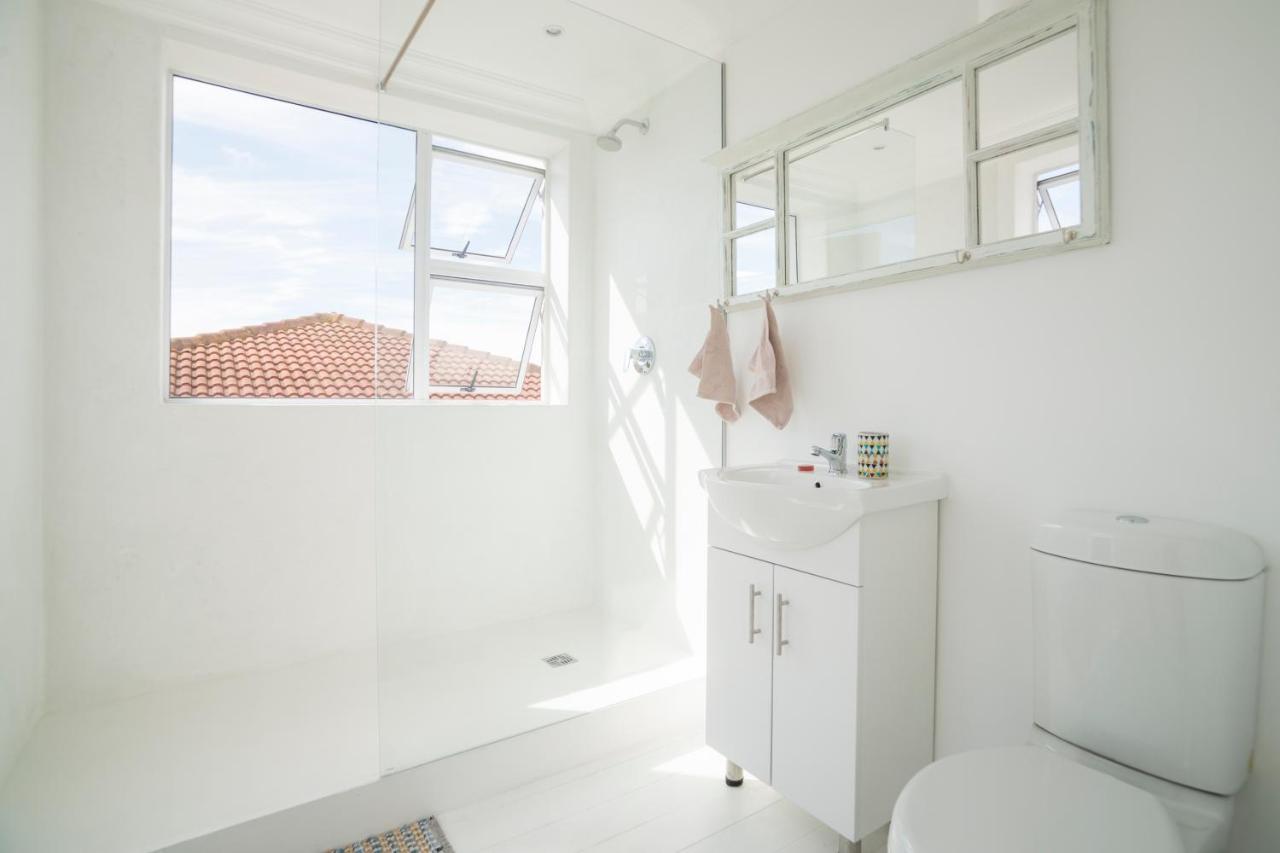 Sunset Beach Living Guesthouse Cape Town Bagian luar foto